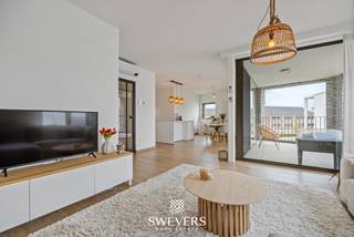 Voor meer info en foto’s, surf naar www.swevers.be – Dit instapklare appartement aan de August Cuppensstraat 6D bus 2 in Beringen bevindt zich op de eerste verdieping van een recent gebouw uit 2022. Met 105 m² bewoonbare oppervlakte, twee slaapkamers en een praktische indeling geniet u hier van modern wooncomfort op een rustige, maar centrale locatie.<br />De inkomhal vormt het centrale punt en geeft toegang tot de verschillende ruimtes. De lichtrijke leefruimte bestaat uit een zit- en eetgedeelte en sluit aan op de praktisch ingerichte keuken van 5,88 m². Vanuit de leefruimte bereikt u het overdekte en zonnige terras van 8,74 m², ideaal om ook bij wisselvallig weer van de buitenlucht te genieten.<br />Via de nachthal bereikt u twee slaapkamers van 9,85 m² en 9,73 m², geschikt als slaap-, kinder-, logeer- of werkkamer. Verder beschikt het appartement over een badkamer, apart toilet en handige berging. Een grote kelderberging zorgt voor extra opslagruimte. Het gebouw is voorzien van een lift en er is mogelijkheid tot het plaatsen van een laadpaal.<br />Ook de ligging is bijzonder praktisch: scholen, winkels, restaurants en openbaar vervoer bevinden zich op wandelafstand. De snelwegen liggen op circa 6 km. Dankzij de recente bouw, instapklare afwerking en functionele indeling is dit een comfortabele en toekomstgerichte woonst. Voor meer informatie, bel 011 255 155. Bron bewoonbare oppervlakte: EPC – verslag.