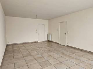 <p>Dit gezellige appartement op de eerste verdieping met lift, biedt een comfortabele woonomgeving op wandelafstand van het centrum van Beerse. De ruime inkomhal met ingemaakte kasten en gastentoilet leidt naar een lichtrijke woonkamer van 31,5 m² met toegang tot een gezellig terras van 6 m². De ingerichte keuken is praktisch ingericht met kookplaat, oven, koelkast, diepvries en dubbele spoeltafel. Verder zijn er twee ruime slaapkamers, een badkamer met ligbad, dubbele lavabo en toilet, en een aparte berging/wasplaats. Bijkomende troeven zijn het aangename dakterras van 25 m², een autostaanplaats en een handige kelderberging. Een appartement met een gunstige ligging dichtbij winkels, scholen en openbaar vervoer.</p>
<p><strong><span><br />Beschikbaar: onmiddellijk</span></strong></p>