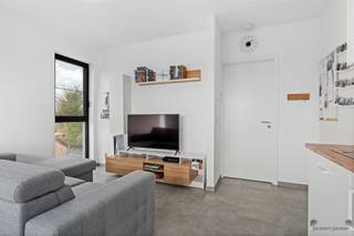<p><span>APPARTEMENT 2ème ETAGE 2.3</span></p><p><span> </span></p><p><span>1/ Parties communes :</span></p><p>-<span> Jardin avant : </span><span>équipé de boîtes aux lettres</span></p><p>-<span> hall d'entrée : </span><span>équipé d'un système de vidéophone, d'un ascenseur et d'un escalier</span></p><p>-<span> parking souterrain de 9 places : </span><span>accessible par l'allée et le portail à bascule automatique. Le sol est en béton armé et poli. </span></p><p>-<span> autres locaux souterrains :</span><span> local technique, local à vélos, local à déchets, local de nettoyage.</span></p><p>-<span> 5 places de parking visiteurs supplémentaires : </span><span>au niveau du sol</span><span> </span><span>et situées côté rue.</span></p><p>-<span> pour la description des autres parties communes :</span><span> décrites dans l'</span><span>acte de base</span><span>, à demander à notre bureau.</span></p><p><span> </span></p><p><span>2/ Parties privatives :</span></p><p><span> </span></p><p><span>A / appartement : </span></p><p><span>- entrée</span></p><p>-<span> WC séparé : </span><span> équipé d'un lavabo</span></p><p>-<span> Salle de bain </span><span>(3,6m²)</span><span>: </span><span>équipée d'une cabine de douche séparée et d'un meuble de salle de bain avec double vasque.</span></p><p>-<span> Chambre </span><span>(12,70m²)</span></p><p>-<span> Séjour avec cuisine ouverte </span><span>(22m²) </span>: </p><p>-<span> Cuisine ouverte : </span><span>entièrement équipée avec un îlot de cuisine (avec évier en céramique, placards intégrés, lave-vaisselle, double évier), et armoire de cuisine avec plaque de cuisson électrique avec hotte aspirante, multi-four électrique et réfrigérateur. </span></p><p>-<span> Pièce de rangement séparée </span><span>(4m²)</span><span>: </span><span>adjacente à la cuisine</span></p><p>-<span> Terrasse </span><span>(10m²) : en béton, carrelée. Le garde-corps de la terrasse est en acier émaillé noir.</span></p><p><span>- caractéristiques générales : </span></p><p><span>Entièrement sur carrelage. Charpente en aluminium à rupture de pont thermique.</span></p><p><span>Equipé d'une pompe à chaleur, de panneaux solaires et d'un système de ventilation D Systheem.</span></p><p><span> </span></p><p><span>B/ espaces souterrains (à acheter séparément) :</span></p><p>-<span>1 place de parking n° 3</span></p><p><span>- 1 débarras séparé n° 7</span></p><p><span> </span></p><p><span>Avantages supplémentaires :</span></p><p><span>- Chauffage par le sol avec pompe à chaleur</span></p><p><span>- Ventilation D</span></p><p><span>- Panneaux solaires</span></p><p><span> </span></p><p><span>CONDITIONS DE LA VILLE DANS LE CADRE DE L'INFORMATIONPLIGHT:<br />1)DÉVELOPPEMENT PERMIS<br />2)LOGEMENT PERMIS<br />3)DÉVELOPPEMENT NON PERMIS<br />4)PAS DE DROIT DE VENTE<br />5)DÉVELOPPEMENT PERMIS#NewLine</span></p><p><span> </span></p><p><span> </span></p><p><span> </span></p><p><span> </span></p>