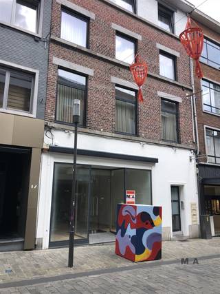 Winkel met veel stockruimte en buitenkoer op een top ligging Botermarkt 14 Hasselt.  Deze winkel is vlak aan de Grote markt gelegen en op 50 meter...