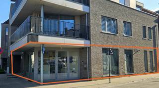 Handelsgelijkvloers van +/- 100m² + kelder te huur in het centrum van Halen, Koepoortstraat 9.De ruimte is gelegen in een hoekpand met veel...