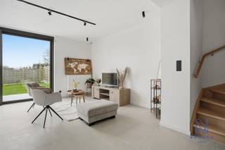 Instapklare, volledig gerenoveerde woning te koop met EPC A, uitgerust met zonnepanelen, drie slaapkamers en een aangelegde tuin.<br /><br />Bij het binnengaan van de woning kom je in de inkomhal met ingemaakte kasten aan de linkerkant, waar ook de technische installaties netjes zijn weggewerkt. Aansluitend bevindt zich een apart gastentoilet en is er toegang tot de kelder.<br /><br />Verder kom je in de lichtrijke leefruimte met een open, volledig uitgeruste keuken voorzien van alle moderne toestellen. Vanuit de leefruimte geniet je van een mooi zicht op de verzorgde tuin met terras.<br /><br />De badkamer is uitgerust met een ligbad, douche en dubbele lavabo. Daarnaast is er een aparte, ruime wasplaats voorzien voor een wasmachine en droogkast, hier zit ook de condenserende ketel op de gas. <br /><br />Op de eerste verdieping bevinden zich twee slaapkamers, waarvan één kinderkamer, evenals een extra apart toilet. Via een vaste trap bereik je de derde slaapkamer.<br /><br />Vooraan naast de woning is er een voorziening om een berging te maken voor fietsen te plaatsen. <br /><br />PLUSPUNTEN:<br />+ EPC A<br />+ Volledig gerenoveerd<br />+ Mooie kwalitatieve materialen<br /><br />Er zijn 2 bezoekmomenten ingepland. Je kan uw bezoek inplannen via onze website op één van onderstaande datums: <br />- Dinsdag 7 april <br />- Donderdag 9 april