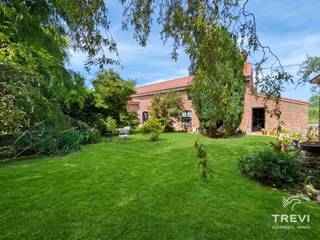 <p><span>Deze charmante, ruime hoeve in Herhout (Pajottegem)  recent met zorg en smaak gerenoveerd  zal u bekoren door haar rustieke karakter en veelzijdige indeling. De woning beschikt over een inkomhal van 6 m² met authentieke terracotta vloertegels en een gastentoilet; deze leidt aan de ene kant naar een grote leefruimte van 50 m² met zichtbare balken en een open haard, die overgaat in een lichte, gloednieuwe keuken van 16 m². Aan de andere kant van de hal bevindt zich een ruime zithoek van 35 m² met originele parketvloer en een inbouwhaard op hout met heteluchtsysteem. Hieraan grenst een prachtige, lichte leefruimte die geschikt is voor bijvoorbeeld meergeneratiewonen of een thuiskantoor; deze omvat een kantoor van 13 m² met zichtbare balken, een slaapkamer van 20 m² op het gelijkvloers en een doucheruimte/wasplaats van 22 m². Een mezzanine biedt nog eens 20 m² extra ruimte en een schitterend uitzicht op het omliggende landschap. Een mooie witte trap leidt vanuit de zithoek naar de bovenverdieping, met een overloop van 6 m², een slaapkamer van 18 m² met houten vloer en nog een slaapkamer van 31 m² met dakramen. Een tweede overloop van 21 m² geeft toegang tot een prachtige slaapkamer van 26 m² en een inloopdouchekamer van 13 m². Op de bovenste verdieping bevindt zich een in te richten zolder van 33 m² met een nokhoogte van 1,7 meter. Grote, multifunctionele kelders  waaronder een natuurlijke wijnkelder met constante temperatuur  en een vrijstaande garage maken het geheel compleet. Tot de kenmerken behoren centrale verwarming op stookolie met een R&amp;R Weishaupt-ketel, 18 nieuwe radiatoren, muren die opnieuw zijn geïsoleerd met OSB en Utherm, en authentieke binnendeuren. Energieprestatiecertificaat (EPC): D. Bieden vanaf  545.000€. Voor informatie en bezichtigingen kunt u bellen naar 02/355.50.55.</span></p>