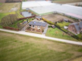 LANDELIJK GELEGEN ALLEENSTAANDE WONING MET 4 SLPKS, DUBBELE GARAGE EN DIVERSE WEIDES OP EEN TOTALE OPPERVLAKTE VAN 2.360 M2<br /><br />Op deze uiterst landelijke ligging vinden we deze alleenstaande, gelijkvloerse woning met 4 slaapkamers, een dubbele garage van 60 m2 en diverse weides terug. Deze waardevolle eigendom is gelegen op een totale oppervlakte van 2.360 m2. Verder is deze rustig gelegen woning overal voorzien HR-beglazing alsook is het volledige dak en de spouwen geïsoleerd. Ook is er een zonneboiler voorzien en beschikt deze woning over centrale verwarming op mazout. <br /><br />Vervolgens vinden we naast de woning een grote oprit die doorloopt achteraan en langs de woning, waardoor het volledig perceel overal gemakkelijk bereikbaar is. De weides zijn tevens volledig afgesloten en omheind. <br /><br /><u>Indeling: </u><br /><br />-Gelijkvloers: inkomhal - lichtrijke leefruimte met zicht op de velden ingericht met een zithoek voorzien van een sfeervolle houtkachel en een aansluitende eetruimte - verder vinden we de ruime ingerichte keuken met aansluitende aparte berging waar u alles van voorraad kan wegbergen - apart toilet - badkamer voorzien van een douche, ligbad, dubbele wastafel met bijhorend meubel en een toilet - 4 ruime slaapkamers met bijhorende ingemaakte kastruimte - aparte wasplaats met strijkruimte en bijhorende bergruimte - tevens is er ook nog een technische ruimte waar de chauffageketel zich bevindt<br /><br />-Verder vinden we buiten op het perceel nog diverse afgesloten en omheinde weides - een grote dubbele garage van 60 m2 - daarnaast is er ook een ruime oprit die doorloopt langs de zijkanten en achterkant van de woning. Zo kan je gemakkelijk rondom de woning rijden en is het volledige perceel zeer gemakkelijk bereikbaar<br /><br /><br /><u>Troeven: </u><br />-Zeer landelijke ligging<br />-Grote dubbele garage (60 m2) <br />-4 ruime slaapkamers<br />-Alles op het gelijkvloers<br />-Dakisolatie<br />-Overal HR-beglazing<br />-Zonneboiler<br />-Cv op mazout<br />-Diverse weides<br /><br />Bent u op zoek naar een landelijk gelegen eigendom met 4 slaapkamers, dubbele garage en diverse weides? Dan is deze eigendom zeker het bezoeken waard! Contacteer Tommy snel voor een bezoek ter plaatse via 0496 15 67 71