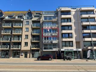 Dit modern appartement bevindt zich in een recent gebouw in het hart van Sint-Idesbald. Gelegen in het commercieel centrum en op enkele stappen van het strand.Het appartement wordt gemeubeld verkocht en er is tevens de kans om een parkeerplaats met kelder aan te kopen onder het gebouw. De gunstige ligging maakt het een ideaal appartement als investering voor vakantieverhuur en is instapklaar. Indeling: inkom, woonkamer, keuken, twee slaapkamers, slaaphoek, berging, badkamer met bad, apart toilet.Op zoek naar immo aan de kust? Neem snel contact op met Ron Verhaeghe voor meer info of een bezoek ter plaatse via ron.verhaeghe@dewaele.com of via het nummer 0470 85 29 80.Bestuursmaatregelen in het maatregelenregister: nee