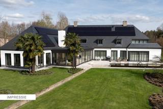 Villa pleine de charme avec 4 grandes chambres, espace bien-être intérieur et jardin avec terrasse ensoleillée et étang sur un terrain de 2 491m².Le...
