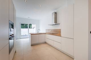 Deze volledig gerenoveerde &amp; super energiezuinige eengezinswoning is gelegen op een centrale, maar bovenal rustige ligging in een residentiële omgeving met in de nabijheid enkele winkels, openbaar vervoer &amp; de Lierse vesten. De woning kenmerkt zich door de hoge energiezuinigheid &amp; hoogwaardige afwerking.<br /><br />Er zijn nog enkele zaken (voornamelijk schrijnwerk) die eerstdaags in de woning verder zullen worden afgewerkt zoals zichtbaar is op de foto's.<br /><br /><u>Indeling gelijkvloers:</u> inkomhal, afzonderlijk gastentoilet, woonkamer met eethoek, berging (ruimte voor wasmachine &amp; droogkast) open leefkeuken met keukeneiland dewelke is ingericht met alle toestellen &amp; tuin (ZO-oriëntatie)<br /><br /><u>Indeling eerste verdieping:</u> nachthal, slaapkamer &amp; badkamer (dubbele lavabo, toilet, inloopdouche &amp; ingemaakte kasten voor bergruimte)<br /><br /><u>Indeling tweede verdieping:</u> zolderverdieping dewelke is ingericht als volwaardige slaapkamer, maar perfect kan opgesplitst worden in 2 kamers<br /><br /><strong>BIJZONDERHEDEN:</strong><br /><br />- Centrale, doch rustige ligging in residentiële omgeving<br />- Zeer energiezuinige woning (EPC label B)<br />- Daken, muren &amp; vloeren veelvuldig geïsoleerd<br />- CONFORME elektrische keuring<br />- GEEN renovatieverplichting<br />- Mogelijkheid tot extra kamer op zolderverdieping<br /><br /><strong>BESCHIKBAARHEID: bij akte na betaling. </strong>Voor meer info of een bezoek kan u ons bereiken op +32 473 37 28 40 of info@immobilli.be