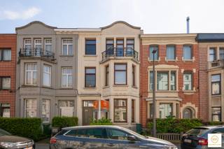 <p><span>Authentieke &amp; totaal gerenoveerde woning gelegen in één van de rustigste straten van de gegeerde Pulhofwijk daterend uit de jaren 30. Ca 250 m² groot met een prachtige lichtinval, hoge plafonds en originele elementen. Aangename leef-en eetruimte met OH cassette,  aansluitende open ingerichte keuken doorgevend op een zonnige stadstuin waar de stilte overheerst. De woning werd door de jaren heen prima onderhouden &amp; aangepast aan de huidige normen (nieuw dak + ramen, 28 zonnepanelen + 2 batterijen, nieuwe crépi + isoleren van de buitengevels + recente cv ketel). Dit maakt dat we een EPC met een B-score hebben + een conforme elektriciteitskeuring.  Verd1. beschikt over een riante hoofdslk op de volledige breedte en bevat een tweede slkm aan de achterzijde. Ruime badkamer met ligbad, wc en douche.  Verd2: drie extra slaapkamers op originele plankenvloer en een tweede doucheruimte. De kelder is eveneens bereikbaar via de straat wat handig is om er de fietsen op te bergen. In de nabijheid bevinden zich tal van scholen, winkels, verschillende campussen van de Universiteit Antwerpen, grote invalswegen. </span></p><p><span>Prima instapklare woning met een ziel, op topligging!</span></p>