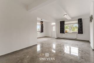 Voor meer info en foto’s, surf naar www.swevers.be – Rustig wonen, veel ruimte en een groen uitzicht komen samen in deze halfopen woning aan de Wintboomstraat 18 in Gingelom. De woning beschikt over circa 135 m² bewoonbare oppervlakte en werd tussen 2019 en 2020 totaal gerenoveerd. Op het gelijkvloers vind je een inkomhal, een ruime woonkamer van circa 40 m², een eetkamer, een keuken van ongeveer 17 m² en een eerste badkamer. De eerste verdieping telt drie volwaardige slaapkamers van circa 20 m², 13 m² en 11 m², aangevuld met een tweede badkamer. Verder biedt de woning een zolder en een kelder van circa 17 m², ideaal als extra bergruimte. Ook praktisch zit deze woning goed. Er is een afzonderlijke garage voor één wagen met aansluitend een berging en wasplaats. Achteraan bevindt zich een terras van circa 12 m². Het perceel van 4a 63ca beschikt over een noordoostelijk georiënteerde tuin met groen verzicht. Overal zijn rolluiken voorzien. De ligging is zeer rustig, terwijl winkels en horeca zich op circa 350 meter bevinden. Ook openbaar vervoer, scholen, kinderopvang en ontspanningsmogelijkheden liggen vlot bereikbaar. Een interessante gezinswoning voor wie ruimte, praktische voorzieningen en een rustige omgeving wil combineren. Voor meer informatie, bel 012 699 900. Bron bewoonbare oppervlakte: EPC – verslag.<br />Dit pand is onderworpen aan de renovatieverplichting van de Vlaamse overheid voor residentiële gebouwen (behoudens bij sloop binnen 5 jaar na de aankoop). Consulteer voor meer informatie de website van het Vlaams Energie- en Klimaatagentschap via https://www.vlaanderen.be/een-huis-of-appartement-kopen/renovatieverplichting-voor-residentiele-gebouwen.