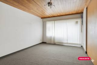 Maison de ville : si vous souhaitez vivre dans le centre de Waregem et à quelques pas de la gare, prenez rendez-vous rapidement. Cette maison à rénover dispose d'un garage et d'un agréable jardin de ville. Il y a beaucoup d'options ici !Dispositionrez de chausséeHall d'entrée - espace de vie - buanderie - garage spacieux - jardin agréable premier étage-> actuellement louéespace de vie - 2 chambres - cuisineLa maison peut parfaitement être ramenée à une seule maison avec 3 chambres spacieuses et un espace de vie agréable au rez-de-chausséeINFORMATIONS GÉNÉRALES* Rénovations récentes- nouveau double vitrage au premier étage- isolation du toit* rez-de-chaussée : 135 m²* appartement au premier étage : 103 m²