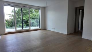 Prachtig afgewerkt nieuwbouwappartement in de groene residentie “Klarenhof”, in de Tieltsestenweg te Eeklo. Dankzij de groene omgeving, het fijne wooncomfort, de energiezuinigheid en het ruime zonneterras geniet u hier van aangenaam en zorgeloos wonen in een van de mooiste residenties.<br /><br />Dankzij de hoogwaardige afwerking en de energiezuinige installaties (zonnepanelen, warmtepomp, enz.) is dit appartement een absolute topper in zijn segment.<br /><br />Ligging<br /><br />Het appartement bevindt zich op de Tieltsesteenweg, met een vlotte bereikbaarheid en alle nodige voorzieningen in de nabije omgeving. De residentie staat garant voor een stiltle en aangename woonbeleving met mooie uitzichten.<br /><br />Indeling van het appartement<br /><br />Via de inkomhal betreedt u het appartement, dat beschikt over een glazen deur naar de woonkamer met een vestiaireruimte. De woonkamer met open keuken en aanpalende berging, vormt het hart van de woning en geeft uit op een ruim terras met westelijke oriëntatie, ideaal om op verschillende momenten van de dag van de zon te genieten. Verder zijn er twee volwaardige slaapkamers en een praktische badkamer met inloopdouche en een gastentoilet.<br /><br />Het appartement heeft ook nog een privatieve en ruime garagebox in de kelderverdieping.<br /><br />Het appartement word nog volledig geschilderd en voorzien van gordijnen en verlichting.<br /><br />Extra troeven<br /><br />✅ Moderne nieuwbouwresidentie<br />✅ Ruim terras met gunstige oriëntatie<br />✅ Privatieve garagebox inbegrepen<br />✅ Energiezuinig appartement met EPC-label A<br />✅ Praktische en comfortabele indeling<br /><br />Bent u op zoek naar een rustig gelegen appartement in een groene omgeving? Dan is dit pand zeker een bezoek waard.