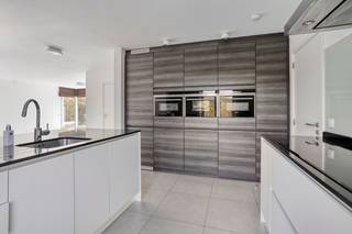 Deze instapklare villa is gelegen in een doodlopende straat, wat zorgt voor een veilige en kindvriendelijke omgeving. De ligging is bijzonder...