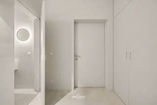 Dit prachtige appartement in Temse gebouwd in 2024, biedt een stijlvolle en comfortabele leefomgeving. Het is ideaal voor zowel jonge koppels of alleenstaande alsook als investering. <br /><br />De rode draad door dit appartement is luxe, duurzaamheid en rust. Het gehele appartement is afgewerkt met luxe materialen: onder andere mortex vloeren en Vola kranen, kwalitatieve verlichting en linnen gordijnen. Dankzij de domotica-installatie zijn verschillende functies eenvoudig te bedienen voor extra comfort en gemak.<br /><br />We komen binnen in de aparte inkomhal met aparte toilet en ingemaakte kasten. De lichtrijke leefruimte staat in rechtstreeks contact met de open keuken die hoogwaardig is afgewerkt met Gaggenau toestellen. De badkamer is voorzien van grote wastafel, ingemaakte kast en douche. Verder is er een ruime slaapkamer, een aparte berging met aansluitingen en een gezellig terras.<br /><br />Een bijkomend voordeel is de inbegrepen parkeerplaats met autolift wat zorgt voor een stressvrije parkeermogelijkheid. Dit appartement combineert moderne techniek met een doordacht ontwerp en vormt zo een perfect toevluchtsoord in een rustige, groene omgeving in Temse.<br /><br />Hebt u interesse? contacteer ons via info@uw-huis.be