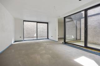 <p>Wonen in het centrum van Bilzen, met alle dagelijkse voorzieningen op wandelafstand? Dit stijlvolle nieuwbouwappartement aan de Brugstraat 16 combineert een uitstekende ligging met hedendaags wooncomfort, energiezuinige technieken en een hoogwaardige afwerking.</p><p>Dit gelijkvloerse appartement beschikt over twee slaapkamers en biedt een bijzonder aangename buitenbeleving dankzij de twee privatieve terrassen, samen goed voor maar liefst 30 m².</p><p>Het appartement wordt voorzien van moderne en energiezuinige technieken, waaronder vloerverwarming en zonnepanelen. Ook aan praktische voorzieningen is gedacht: aan de inkom van de residentie wordt een mooie en praktische fietsenstalling voorzien.</p><p>Een bijzonder voordeel is dat u als koper de afwerking en materialen nog naar eigen smaak kunt bepalen. Zo krijgt u de mogelijkheid om uw toekomstige thuis volledig af te stemmen op uw persoonlijke stijl en woonwensen.</p><p>Vanuit de Brugstraat bevinden winkels, scholen, supermarkten, restaurants, cafés en andere dagelijkse voorzieningen zich op korte wandelafstand. Ook wie graag geniet van een gezellig hapje of drankje, vindt in het centrum van Bilzen tal van leuke adresjes in de directe omgeving.</p><p>Bovendien is een aankoop aan 6% btw mogelijk, indien aan de wettelijke voorwaarden wordt voldaan.</p><p>Wenst u meer informatie over residentie ISSA of wilt u graag een bezoek ter plaatse inplannen? Neem dan gerust contact met ons op via info@immonoble.be. Wij helpen u graag verder.</p>