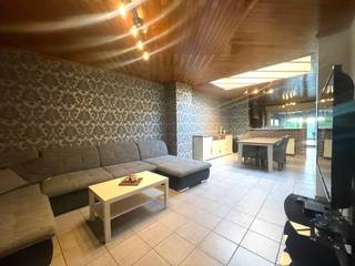 Op zoek naar een ruime gezin woning dan bent u hier aan het juiste adres. Indeling Gelijkvloers: Ruime lichtrijke leefruimte met open keuken, grote...