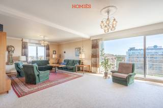 Op een absolute toplocatie in Heverlee, vlak bij UZ Leuven Gasthuisberg en IMEC, mogen wij u dit uitzonderlijke penthouse aanbieden. Met maar liefst 170 m² bewoonbare oppervlakte geniet u hier van een zee aan ruimte, licht en comfort. De royale inkomhal geeft toegang tot vier bijzonder ruime kamers, die flexibel kunnen worden ingericht als slaapkamers, bureau of hobbyruimte. De indrukwekkende leefruimte van ca. 50 m² baadt in het natuurlijke licht en biedt een spectaculair panoramisch uitzicht over Leuven. Verder beschikt het appartement over een ruime keuken, een badkamer met bad en douche, een praktische berging en een aangenaam terras van ca. 15 m² waar het heerlijk vertoeven is. Ook energetisch scoort deze eigendom sterk met een gunstig EPC-label B. Een ruime inpandige garage en private kelderberging zijn inbegrepen en maken het geheel compleet. Bent u op zoek naar een unieke penthouse met uitzonderlijke volumes, een tijdloos uitzicht en een topligging nabij Leuven? Dan is dit absoluut een bezoek waard. Wenst u graag meer informatie of een bezoek? Contacteer ons via info@homies.be of 016 22 82 22.