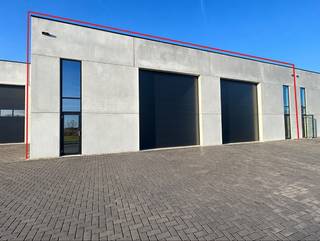 Op het bedrijventerrein Deinze Noord, vlak bij de op- en afrit van de E40 (Drongen), bevindt zich deze hoogwaardige nieuwbouw KMO-unit met een totale oppervlakte van 886 m².<br />Dankzij de uitstekende ligging geniet het pand van een uitstekende bereikbaarheid én een sterke visibiliteit vanaf de Leernsesteenweg, wat extra commerciële meerwaarde biedt.<br /><br />De unit is ontworpen met oog voor functionaliteit, duurzaamheid en comfort en beschikt over maar liefst 9 privatieve parkeerplaatsen.<br /><br /><u><strong>Kenmerken:</strong></u>
<ul>
<li>Oppervlakte: 886 m²</li>
<li>2 automatische sectionaalpoorten (5 m breed x 4,5 m hoog)</li>
<li>2 afzonderlijke toegangsdeuren</li>
<li>Industrieel gepolierde betonvloer</li>
<li>Steeldeck dakstructuur met lichtstraat voor optimale natuurlijke lichtinval</li>
<li>Aluminium buitenschrijnwerk</li>
<li>Volledig conform de huidige isolatienormen</li>
<li>Zonnepanelen (5.000 Wp)</li>
</ul>
Deze moderne KMO-unit vormt een ideale uitvalsbasis voor ondernemingen die op zoek zijn naar een ruime, energiezuinige en strategisch gelegen bedrijfsruimte met uitstekende toegankelijkheid en zichtbaarheid.<br /><br />Parking: 9 privatieve plaatsen<br />Onmiddellijk beschikbaar<br /><br />Meer informatie of een vrijblijvend plaatsbezoek?<br />Contacteer Thomas via 0475 32 51 89 of thomas@arcade-vastgoed.be