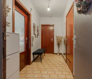 <br /><br />AALST - Opbrengsteigendom met twee appartementen en autostaanplaatsen in het centrum.<br /><br />In het hart van Aalst, op wandelafstand van de Grote Markt en het winkelcentrum, bieden wij u een uitzonderlijke investering aan. Deze opbrengsteigendom is gelegen in een rustige wandelstraat en combineert de voordelen van een centrale ligging met een aangename woonomgeving. Scholen, winkels en openbaar vervoer zijn in de directe nabijheid aanwezig.<br /><br />Het gebouw omvat twee volledig instapklare appartementen:<br />Een één-slaapkamer appartement op de eerste verdieping met inkomhal, apart toilet, vernieuwde badkamer, ruime slaapkamer, woonkamer en een lichtrijke keuken.<br /><br />Een duplex appartement op de tweede en derde verdieping met gelijkaardige indeling op de eerste bouwlaag en daarbovenop drie extra slaapkamers en een tweede badkamer. Dit appartement biedt bijzonder veel ruimte en comfort, ideaal voor gezinnen. Het complex werd recentelijk volledig vernieuwd.<br /><br />Extra troef: bij het gebouw horen twee afgesloten autostaanplaatsen, een absolute meerwaarde in deze centrale ligging.<br /><br />Het pand is vrij van renovatieverplichtingen en biedt meteen zekerheid en rendement. Dankzij de uitstekende locatie, de verzorgde staat en de inbegrepen autostaanplaatsen is deze opbrengsteigendom een unieke kans voor investeerders.