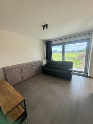 Ontdek dit charmante duplex appartement, ideaal gelegen in rustige groene omgeving. De indeling biedt een praktische en comfortabele woonervaring :<br />Inkomhal. Gezellige woonkamer met open keuken. Klein terras palend aan de woonkamer. Ruime berging. Slaapkamer, badkamer met douche. Op de bovenverdieping :<br />ruime zolderkamer, perfect als extra slaapkamer, bureau of hobbyruimte. Gemeenschappelijke fietsen- en afvalberging. Privatieve autostaanplaats inbegrepen.<br />Een ideale opportuniteit voor starters of koppels. Interesse? Contacteer ons voor een bezoek. Mail vero@berno.be of bel 052/21 24 40.