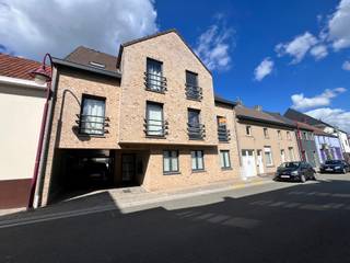 <p>HERZELE – Ruim en energiezuinig tweeslaapkamerappartement met aangenaam terras.</p>
<p>Inschrijven voor het geplande bezoekmoment kan via e-mail: matthiasdegreve@immoderas.be</p>
<p>Dit ruime en energiezuinige tweeslaapkamerappartement is gelegen in een kleinschalige residentie en biedt een aangename combinatie van comfort, ruimte en een uitstekende centrale ligging.</p>
<p>Het appartement omvat een ruime en lichtrijke leefruimte met een volledig geïnstalleerde open keuken, twee volwaardige slaapkamers, een badkamer, een apart gastentoilet en een praktische berging. Vanuit de leefruimte is er rechtstreeks toegang tot het ruime en aangename terras, dat dankzij de ligging geniet van een aangename mate van privacy.</p>
<p>Een bijkomende troef zijn de zeer lage gemeenschappelijke lasten. Het energieverbruik van de gemeenschappelijke delen wordt jaarlijks afgerekend. Achteraan de residentie bestaat bovendien de mogelijkheid om optioneel een carport te huren aan € 50 per maand.</p>
<p>Het appartement is onmiddellijk beschikbaar en beschikt over een gunstig EPC-label. Recent werd het volledig opnieuw wit geschilderd, waardoor het instapklaar wordt aangeboden.</p>
<p>Ook de ligging is een belangrijke troef. De Groenlaan, met haar ruime aanbod aan winkels, horeca, dienstverlening en dagelijkse voorzieningen, bevindt zich op wandel- en fietsafstand. Ook scholen, het station en de bushalte zijn vlot bereikbaar. Dankzij de nabijheid van de belangrijkste invalswegen is er bovendien een vlotte verbinding naar de omliggende gemeenten en steden.</p>