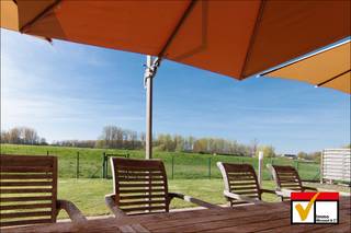 Energiezuinige woning label A ook als kangoeroewoning<br /><br />Duurzaam & Toekomstgericht: Uitgerust met zonnepanelen en de nieuwste energietechnieken (EPC A).<br />Unieke Locatie: Geniet elke dag van een rustgevend, weids en gegarandeerd onbelemmerd uitzicht over de natuur.<br />Hoogwaardige Afwerking: Volledig instapklaar en tot in de puntjes perfect afgewerkt met kwalitatieve materialen.<br /><br />Flexibele Indeling:<br />Gelijkvloers: Comfortabel leefgedeelte met slaapkamer en badkamer.<br />Eerste verdieping: Volledig onafhankelijk in te richten met eigen living, slaapkamer en badkamer. Ideaal voor co-housing, tienerkinderen of zorgwonen.<br /><br />Kenmerken:<br />3 Slaapkamers | 2 Badkamers<br />Vraagprijs: € 525.000