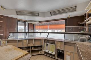 Dit ruime handelshuis te koop combineert wonen en werken op een ideale manier.Op het gelijkvloers bevindt zich een praktische commerciële ruimte, ideaal voor een ambachtelijke activiteit, atelier of kleinschalige handelszaak.De eerste verdieping vormt het residentiële gedeelte en biedt een aangename leefomgeving met 3 comfortabele slaapkamers, een geïnstalleerde keuken, een badkamer met (hoek)ligbad en een lichtrijke leefruimte met directe toegang tot het terras, waar je kan genieten van een prachtig open uitzicht.Voor het pand zijn er voldoende parkeerplaatsen (staanplaatsen én garage), terwijl achteraan een mooie tuin met open zicht extra wooncomfort en rust toevoegt.Oppervlakte: - Handelspand (gelijkvloers): ca. 170 m²- Woning (eerste verdieping): ca. 135 m² - Terras (eerste verdieping): ca. 35 m²Specificaties: - Bouwjaar: 1959- Centrale verwarmingsinstallatie op stookolie (2000l) - Aangesloten op het openbaar waternet; regenwaterput aanwezig- Aangesloten op de riolering; beerput aanwezigBeschikbaarheid: Na akte. Hebt u interesse in dit handelshuis te koop in Lochrist? Neem contact op via business.gent@dewaele.com of 09 245 35 35.