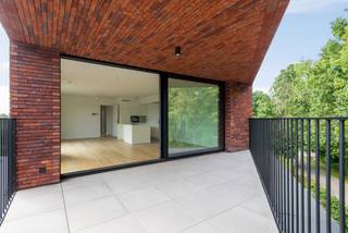 Gelegen op een goed bereikbare locatie bevindt zich dit nieuwbouwappartement van ca. 124 m².<br /><br />Indeling: centrale inkomhal met lift naar de verdieping. Privatieve inkomhal - gastentoilet met handenwasser - leefruimte met grote raampartijen - open geïnstalleerde keuken voorzien van alle hedendaags comfort - groot schuifraam naar het terras vooraan van ca. 14 m² - ruime berging wasplaats - nachthal met toegang naar de slaapkamer 1 met badkamer ensuite - afzonderlijke kamer voor dressing/bureau - slaapkamer 2 en een aparte badkamer 2 met toilet, lavabo en douche.<br /><br />Verder is er nog een technische berging met aansluiting wasmachine.<br /><br />Bijzonderheden: nieuwbouw - leefruimte en slaapkamers op parket - vloerverwarming op aardgas - afz. meters per appartement - 1 open autostaanplaats achteraan - gemeenschappelijke kosten 80 euro per maand - duurzaam afgewerkt en energiezuinig appartement. Beschikbaar vanaf 1 april.