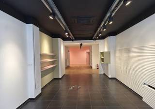 Winkelpand te huur in het centrum op de belangrijkste winkelstraat van Roeselare.Het pand heeft een gelijkvloerse oppervlakte van 150 m² +...