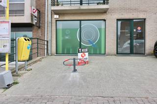 Gelegen nabij het centrum van Zomergem aan Residentie Silvretta I en II vindt u deze privatieve autostaanplaats met parkeerbeugel. Wenst u uw...