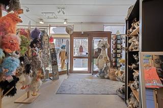 If you are looking for a strategic commercial location with a home, a characterful property with potential, or a real estate gem in the heart of Bruges — then this property is a unique opportunity that rarely comes on the market.With a total area of 918 m², the building offers numerous opportunities for various commercial uses, combined with comfortable living. Thanks to its excellent visibility, this building is ideal for those looking for a strategic location with maximum visibility. Trading section layout:- basement: 106 m²- ground floor (commercial space): 394 m²- first floor: 100 m²Living area layout:- first floor: 106 m²- second floor: 106m²- attic: 106 m²- charming garden The property also benefits from a unique side entrance. This is a discreet sale. Please do not hesitate to contact us if you might be interested in this property and we will be able to provide you with more information.