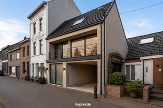 Residentieel gelegen loftwoning op TOPLOCATIE in Klein-Willebroek, aan de Oostvaartdijk, een prachtige en rustgevende woonomgeving met zicht op de jachthaven en achteraan op de visput.  Dit huis bevindt zich op wandelafstand van de veerdienst naar Boom, alle winkels en scholen liggen in de onmiddellijke omgeving.  De oprit van de A12 Antwerpen-Brussel ligt op slechts 2 min. rijden, ideaal voor woon-werkverkeer.   Er is parkeergelegenheid in de straat en in het ruim inpandig magazijn/atelier/garage en in ondergrondse garage. <br /><br />Deze woning werd gebouwd in  1971.  Ze werd steeds goed onderhouden, mits de nodige moderniseringen wordt ze een uniek pareltje aan het water!  Voor deze renovatie werken enkele beelden uitgewerkt met mogelijkheden. De huidige indeling is als volgt: -1: een volledige gewelfde onderkeldering, voorzien van kantelpoort &amp; uitweg; GLVL: een inkomhall met apart toilet en een vestiaire; 1eV: een traphall, een woonkamer, een klassiek ingerichte keuken, een klassiek ingerichte badkamer met toilet en 3 slaapkamers; 2eV: een ruime zolderruimte boven de de garage/atelier.   Verder beschikt dit eigendom over een balkon op de 1eV vooraan en een ruim dakterras op de 1eV achteraan.  Mogelijkheid tot omvorming tot loftwoning.  <br /><br />Heeft u interesse in deze woning? Contacteer ons via 03 459 99 99 of info@leximmo.be voor een bezichtiging ter plaatse!