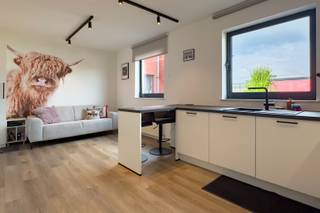 Dit smaakvol gerenoveerd appartement bevindt zich in het centrum van Merelbeke recht tegenover Delhaize en op een steenworp van de oprit R4 en autostrade, alsook de campus Diergeneeskunde van de UGent. Ook in de onmiddellijke nabijheid: Colruyt, Aldi, Lidl, bibliotheek, zwembad en sporthal, scholen, …<br />Het appartement bevindt zich op de eerste verdieping en beschikt over een mooie, ruime keuken, living, een aparte slaapkamer en badkamer met bad.<br />Ideaal voor starters, alleenstaande, als investering, voor studenten Diergeneeskunde etc…<br /><br />Bezoekdagen op zaterdag. Contacteer ons voor een afspraak via 09 279 11 22 of ferre@centeroffice.be<br />Stedenbouwkundige inlichtingen: Woongebied, geen rechterlijke herstelmaatregel of bestuurlijke maatregel opgelegd, geen verkavelingsvergunning uitgereikt, geen voorkooprecht.<br />Renovatieplicht: nee.