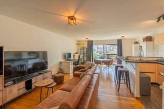 <p>Op wandelafstand van het centrum van Mechelen bevindt zich dit verzorgde appartement op de eerste verdieping. Dankzij de centrale ligging geniet je van winkels, horeca, openbaar vervoer en andere dagelijkse voorzieningen binnen handbereik. Ook het station en de belangrijkste invalswegen zijn vlot bereikbaar.</p><p>Het appartement omvat een inkomhal, een lichtrijke leefruimte met open ingerichte keuken en toegang tot het terras. Verder beschikt het over twee volwaardige slaapkamers, een badkamer en een praktische berging.</p><p>Ook op technisch vlak biedt deze eigendom heel wat voordelen. Met een EPC-label B, conforme elektriciteit en lage gemeenschappelijke kosten geniet je van een energiezuinige en zorgeloze woonst. Hierdoor is het appartement zowel interessant voor eigen bewoning als voor investering.</p><p>Een autostaanplaats kan optioneel worden aangekocht mits meerprijs.</p><h3>Troeven</h3><p>✔ Op wandelafstand van het centrum van Mechelen<br />✔ Lichtrijke leefruimte met open keuken<br />✔ Terras aansluitend aan de leefruimte<br />✔ Twee volwaardige slaapkamers<br />✔ EPC-label B<br />✔ Conforme elektriciteit<br />✔ Lage gemeenschappelijke kosten<br />✔ Autostaanplaats optioneel beschikbaar</p><p>📞 Interesse? Contacteer ons voor meer informatie of plan een bezoek ter plaatse.</p>