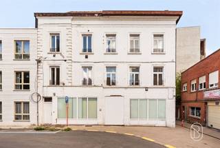 Te koop: opbrengsteigendom met handelsruimte en 2 appartementen aan de Leieboorden in KortrijkOp een uitzonderlijke ligging nabij de Leieboorden in Kortrijk bevindt zich deze veelzijdige opbrengsteigendom met een commerciële ruimte en twee gerenoveerde appartementen.Wat maakt dit pand uniek?Het gelijkvloers omvat een commerciële ruimte met grote vitrine, ideaal voor diverse invullingen zoals kantoor, praktijk of horecazaak. De ruimte biedt veel potentieel. Op de eerste en tweede verdieping bevinden zich twee volledig gerenoveerde appartementen, die onmiddellijk verhuurbaar zijn. De combinatie van een commerciële ruimte op een A-locatie en twee instapklare appartementen zorgt voor een interessante mix van rendement en toekomstpotentieel.Voor wie is dit ideaal?Ideaal voor investeerders of ondernemers die op zoek zijn naar een opbrengsteigendom met commerciële mogelijkheden op een toplocatie in Kortrijk.Te koop via Immo Beguin, jouw vastgoedexpert sinds 2009, met kantoren in Ronse, Waregem, Kortrijk, Deinze, Doornik en Lessines.Meer info of bezoek via tessa@immobeguin.be