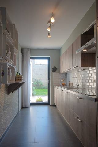 <p>KIJKDAG DIT WEEKEND: laatste plaatsen. Neem snel contact op om je bezoek vast te leggen.</p><p>Instapklare, energiezuinige woning (2014) met EPC Label A op toplocatie in Hasselt</p><p>Rustig wonen in de gegeerde woonwijk Ekkelgarden, op 3 km van het centrum van Hasselt. Winkels, scholen, openbaar vervoer, het station en de E313 bevinden zich vlakbij, waardoor u geniet van een uitstekende bereikbaarheid.</p><p>Deze perfect onderhouden woning uit 2014 werd in 2025 verder verduurzaamd met nieuwe zonnepanelen en airconditioning. Dankzij het EPC Label A bent u verzekerd van een energiezuinige en toekomstbestendige woning.</p><p>Troeven:</p><p>🌟 EPC Label A<br />🌟 Nieuwe zonnepanelen en airconditioning (2025)<br />🌟 Instapklaar en perfect onderhouden<br />🌟 Zuidwestgerichte, omheinde tuin<br />🌟 Rustige ligging met vlotte verbinding naar Hasselt en de E313</p><p>Gelijkvloers</p><p>Via het overdekte portaal komt u in de inkomhal met gastentoilet. De volledig uitgeruste keuken en de lichtrijke leefruimte bieden een mooi zicht op de tuin en directe toegang tot het terras. Verder zijn er een praktische berging en een inpandige garage met automatische sectionale poort en extra bergruimte.</p><p>Eerste verdieping</p><p>De verdieping beschikt over drie volwaardige ruimtes, momenteel ingericht als hoofdslaapkamer, dressing en bureau. Daarnaast vindt u een tweede apart toilet en een badkamer met dubbele lavabo, ligbad/douche en veel natuurlijk licht dankzij de koepel.</p><p>Airconditioning is aanwezig in de leefruimte en hoofdslaapkamer. Het ventilatiesysteem type C zorgt voor een gezond binnenklimaat. Rondom de woning zijn op maat gemaakte vliegenramen voorzien.</p><p>Tuin</p><p>De zuidwestgerichte tuin is volledig omheind en afgeschermd, waardoor u in alle rust en privacy van het ruime terras kunt genieten. Er is een discreet ingerichte zone voor afvalsortering. De regenwaterput is aangesloten op de buitenkraan en het gelijkvloerse toilet.</p>