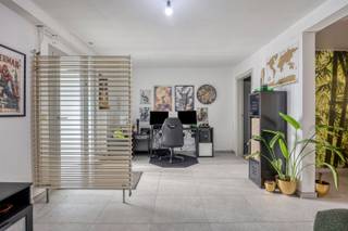 <p><span><strong>TE KOOP: Gerenoveerd appartement met 2 slaapkamers, terras en garage te Heusden!</strong></span><br /><span>Dit aangename en centraal gelegen appartement bevindt zich op de eerste verdieping van een kleinschalig appartementsgebouw aan de Brugstraat 93 bus 2 te Heusden-Zolder.</span><br /><span>Het appartement werd doorheen de jaren grondig opgefrist. Zo werden onder meer de keuken en badkamer vernieuwd en beschikt het appartement over een recente condenserende gasketel van 2024. Ook het dak van het gebouw werd vernieuwd.</span><br /><span>De volledig geïnstalleerde keuken is voorzien van kwalitatieve toestellen en sluit mooi aan op de leefruimte. Verder beschikt het appartement over twee ruime slaapkamers, een privatief zuidgericht terras, een afsluitbare kelderberging, een gemeenschappelijke tuin en een afsluitbare garage.</span><br /><span>Dankzij de centrale ligging bevinden winkels, scholen, horeca en het openbaar vervoer zich op korte afstand.</span><br /><span><strong>Ligging:</strong></span><br /><span>Het appartement is gunstig gelegen nabij het commerciële centrum van Heusden-Zolder. Verschillende winkels, scholen en horecazaken bevinden zich in de onmiddellijke omgeving.</span><br /><span>Ook het openbaar vervoer is vlot bereikbaar: er bevindt zich een bushalte op wandelafstand en het treinstation van Heusden ligt op amper 1 km.</span><br /><span><strong>Indeling:</strong></span><br /><span>Verdieping: Inkom, leefruimte met living en volledig geïnstalleerde keuken, twee slaapkamers, badkamer met douche, apart toilet en berging.</span><br /><span>Extra: Afsluitbare kelderberging, zuidelijk georiënteerd terras en een gemeenschappelijke tuin.</span><br /><span><strong>Troeven:</strong></span><br /><span>- 2 ruime slaapkamers!</span><br /><span>- Zuidgericht privatief terras!</span><br /><span>- Gunstig EPC-label B!</span><br /><span>- Condenserende gasketel van 2024!</span><br /><span>- Vernieuwd dak!</span><br /><span>- Vernieuwde keuken en badkamer!</span><br /><span>- Gemeenschappelijke tuin!</span><br /><span>- Afsluitbare kelderberging!</span><br /><span>- Afsluitbare garage!</span><br /><span><strong>Centrale ligging nabij winkels, scholen en openbaar vervoer</strong></span><br /><span><strong>EPC B met certificaatnummer 20260921-0003959046-RES-1</strong></span><br /><span><strong>G-score: A</strong></span><br /><span><strong>P-score: A</strong></span><br /><span><strong>Stedenbouwkundige info: woongebied – bouwvergunning – geen voorkooprecht </strong></span><br /><span><strong>Bron bewoonbare oppervlakte EPC</strong></span></p>