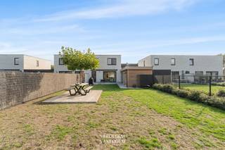 <p><span>Ligging<br /></span><span>Deze woning ligt rustig in een recent aangelegde, autoluwe woonwijk.<br />Het centrum van Evergem ligt op enkele minuten, met scholen, winkels en sportclubs vlakbij. <br />Vlak bij de deur wandel of fiets je door het groene wijkpark met zijn kronkelende paadjes en natuurlijke waterpartij. <br />Een bushalte richting Gent ligt op wandelafstand, en met de wagen ben je vlot in Gent en op de grote verbindingswegen.<br /><br /></span><span>Instapklare nieuwbouwwoning met drie slaapkamers, EPC A+, zonnige tuin met atelier<br /></span><span>Deze halfopen woning is gebouwd in 2024 en werd met veel oog voor detail afgewerkt.<br />Op het gelijkvloers kom je binnen in een inkom met apart toilet. <br />Daarna volgt de ruime, lichtrijke leefruimte. <br />Grote raampartijen aan voor- en achterzijde laten het daglicht volop binnen, en dankzij de airco blijft het ook op warme zomerdagen aangenaam. <br />De zithoek en eetplaats lopen vlot in elkaar over.<br />De open keuken is strak en tijdloos afgewerkt in wit met warme houtaccenten en is uitgerust met vaatwasser, oven en inductiekookplaat en heeft veel kastruimte. <br />Via de keuken kan je naar de wasplaats / berging en stap je rechtstreeks naar het terras.<br />Op de verdieping brengt de nachthal je naar drie slaapkamers, allemaal met ingemaakte kasten. <br />Eén slaapkamer heeft airco. <br />De badkamer heeft een inloopdouche, een lavabomeubel met verlichte spiegel en een aansluiting voor een bad. <br />Een apart toilet en een berging met de warmtepomp en de ventilatie-unit maken de verdieping af.<br />Buiten geniet je van het westgerichte terras en een verzorgde tuin met gazon en een houten tuinbijgebouw / atelier met grote glaspartij. <br />Het is een heerlijke plek om na een lange dag nog van de avondzon te genieten. <br />De ruime garage met elektrische sectionale poort en de oprit bieden plaats voor je wagen.<br /><br /></span><span>Extra<br /></span><span>/ bouwjaar 2024 (nieuwbouw)<br />/ EPC: E-peil E25, label A+<br />/ lucht-waterwarmtepomp (Vaillant)<br />/ vloerverwarming op gelijkvloers en verdieping<br />/ 19 zonnepanelen (8,46 kWp)<br />/ ventilatiesysteem D met warmteterugwinning<br />/ airco<br />/ thuisbatterij<br />/ zonneluifel<br /><br /></span><span>Troeven<br /></span><span>/ ultra-instapklaar<br />/ energiezuinig<br />/ ligging<br />/ tuinatelier<br /><br /><br /></span></p>