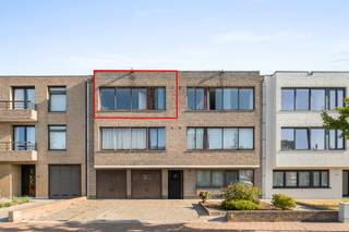 <p><strong>Blankenberge: Lichtrijk 2-slaapkamerappartement te koop in rustige woonomgeving!</strong></p>

<p>Op zoek naar een aangenaam appartement aan de kust, zowel als investering als voor eigen gebruik? Dit lichtrijke appartement met 2 slaapkamers is gelegen in de Groenestraat in Blankenberge, in een rustige en residentiële omgeving. Dankzij de gunstige ligging bevinden winkels, scholen, openbaar vervoer, het openbaar zwembad en natuurlijk het strand en de zee zich op korte afstand. </p>

<p><strong>Indeling:</strong> Inkomhal, ruime woonkamer, aparte keuken met berging, badkamer, 2 slaapkamers en apart toilet. </p>

<p><strong>Troeven:</strong></p>

<ul><li>Rustige ligging</li><li>Lage gemeenschappelijke kosten. Geen syndicus.</li><li>Momenteel verhuurd aan correcte huurder. </li><li>Mogelijkheid tot aankoop van een ruime garage in het gebouw. </li></ul>

<p>Meer informatie? Contacteer Maarten op het nummer 050 42 58 98. </p>
