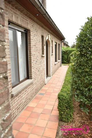 * Een alleenstaande gelijkvloerse woning met grote tuin<br />* Gelegen langs een verbindingsweg (Tieltstraat) tussen Tielt en Meulebeke<br />* 822 M² grondoppervlakte<br />* Bouwjaar 1990<br />* Buiten : oprit - voortuin - grote tuin achteraan<br />* Verdiep -1 : kelder<br />* Verdiep 0 : inkomhal - apart toilet - slaapkamer of bureel - living - keuken - nachthal - badkamer - slaapkamer - garage<br />* Verdiep 1 : ruime geïsoleerde zolder waarvan een deel reeds ingericht is als slaapkamer<br />* Verwarming door middel van centrale verwarming op aardgas (recente ketel 2020)<br />* EPC 272 kWh/(m² jaar) (UC 20200910-000231879-RES-1) LABEL C = GEEN RENOVATIEPLICHT<br />* Elektriciteit conform tot 10 september 2045<br />* Vg/Wg/Gvv/GVkr/Gmo<br />* Momenteel verhuurd (beschikbaar voor eigen gebruik maximaal 6 maanden na notariële akte)