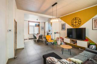 <p>Ontdek deze ruime, gedeeltelijk gerenoveerde 3-gevelwoning met zijdelingse toegang, ideaal gelegen in Lessines. Dicht bij alle voorzieningen zoals de A8, winkels, scholen, het station, enz. Een perfecte leefomgeving voor een gezin.</p><p>De gelijkvloerse verdieping omvat een inkomhal die toegang geeft tot een ruime, lichtrijke leefruimte en een te moderniseren keuken. Verder beschikt de woning over een grote kelder en de mogelijkheid om, volgens uw wensen, een extra badkamer te creëren.</p><p>Een veranda vervolledigt deze leefruimte en geeft toegang tot het terras en de ruime tuin.</p><p>Op de eerste verdieping geeft een nachthal toegang tot drie slaapkamers en een douchekamer met toilet.</p><p>De woning beschikt eveneens over een zolder die extra bergruimte biedt of bijkomend inrichtingspotentieel heeft.</p><p>Technisch: PVC-ramen met dubbele beglazing, verwarming op gas met recente ketel, EPC D, conforme elektriciteit.</p><p>Een lichtrijke woning met veel potentieel, ideaal voor gezinnen die op zoek zijn naar comfort en ruimte.</p><p>Voor meer informatie of om een bezoek te plannen, contacteer ons via: 0499/34.68.24 of via anne-sophie@immobeguin.be</p>