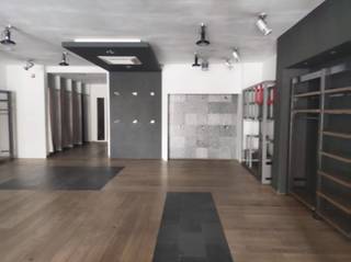 Goed gelegen handelsgelijkvloers of kantoor, gelegen in het centrum van Waregem ( ex-Soda )Dit pand heeft een oppervlakte van ca. 280 m² winkel en/of...