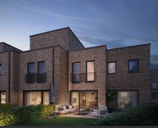 <p>Je betreedt de woning via de inkomhal met gastentoilet of via de inpandige garage. Vanuit de inkom stap je door naar de open keuken met aansluitende voorraadberging en de ruime, lichtrijke leefruimte. Grote ramen zorgen voor veel licht en geven uit op de private tuin en het terras – een verlengstuk van je leefruimte waar je volop kan genieten van het buitenleven.</p>
<p>Op de verdieping geeft de nachthal toegang tot <strong>vier slaapkamers</strong>, een badkamer met ligbad, douche, dubbele lavabo en een apart toilet.</p>
<p>Deze woning maakt deel uit van het project aan de Durmeboorden, een verkeersarme en groene woonomgeving vlak bij de Durmedijk en de fietsersbrug over de Durme. Vanuit je voordeur wandel je in enkele stappen naar het idyllische pad langs de rivier – ideaal om te wandelen, te joggen, te fietsen of gewoon even tot rust te komen in het groen. Toch woon je hier op enkele minuten van het centrum van Lokeren. Met de wagen bereik je de E17 in amper vijf minuten en ook het station ligt op wandelafstand. Dagelijkse voorzieningen zoals scholen, winkels en sportfaciliteiten bevinden zich vlakbij.</p>
<p>De woning wordt gebouwd met <strong>kwalitatieve en duurzame materialen</strong> en dankzij de energiezuinige technieken geniet je van een <strong>BEN-woning</strong> met lage verbruikskosten. Licht, energiezuinig en functioneel – een thuis die klaar is voor de toekomst.</p>