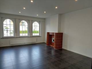 <p>Deze instapklare en uiterst centraal gelegen huurwoning biedt alles wat u zoekt en ligt op wandelafstand van het openbaar vervoer en nabij alle voorzieningen.</p>
<ul>
<li><strong>3 slaapkamers:</strong> ideaal voor gezinnen of wie graag wat extra ruimte heeft.</li>
<li><strong>Nieuwe badkamer met inloopdouche:</strong> recent gerenoveerd voor modern wooncomfort.</li>
<li><strong>Ruime woonkamer en leefruimte:</strong> veel licht en ruimte om te ontspannen en te genieten met familie en vrienden.</li>
<li><strong>Nieuwe keuken:</strong> volledig uitgerust en direct aansluitend aan de leefruimte en terras.</li>
<li><strong>Aangename tuin en terras:</strong> geniet van de buitenlucht in uw eigen tuin met een ruim terras voor ontspanning en buitenactiviteiten.</li>
</ul>
<p>Interesse om deze fijne woning te huren? Stuur vandaag nog een mail voor meer informatie of om een bezichtiging aan te vragen naar nele@cornelis-partners.be</p>