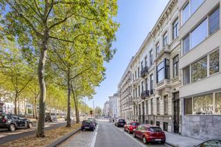<p>Op de statige Amerikalei, aan Antwerpen-Zuid, bevindt zich deze uitzonderlijke neoclassicistische herenwoning uit 1890, naar architect J.B. De Pooter. Achter de karaktervolle gevel schuilt een bijzonder eigendom waarin historische grandeur, royale volumes en hedendaags comfort samenkomen.</p>
<p>De woning werd grondig gerenoveerd met respect voor haar oorspronkelijke karakter. Authentieke parketvloeren, hoge plafonds, sierlijsten, moulures, wanddecoraties en de statige traphal bleven zorgvuldig bewaard en bepalen mee de unieke uitstraling van het pand.</p>
<p>Het eigendom beschikt over een totale bruikbare oppervlakte van ca. 335 m² inclusief het souterrain. Via een interne doorgang staat de woning rechtstreeks in verbinding met het achterliggende perceel aan de Brederodestraat. Beide percelen hebben samen een grondoppervlakte van ca. 140 m².</p>
<p>Momenteel is het pand ingericht als een hoogwaardig guesthouse met vier ruime suites, elk voorzien van een eigen badkamer en toilet. De gelijkvloerse verdieping doet dienst als gemeenschappelijke leef- en eetruimte met een stijlvol ingerichte keuken. Op de eerste verdieping bevindt zich een bijkomende ruime en lichtrijke leefruimte met volledig geïnstalleerde keuken.</p>
<p>In het souterrain werd de vierde suite ondergebracht en bevindt zich tevens een aangename wellnessruimte met sauna en infraroodcabine. In totaal telt de woning zes toiletten, waarvan twee in de gemeenschappelijke delen.</p>
<p>Voor de huidige guesthouse-uitbating zijn de nodige documenten en goedkeuringen aanwezig.* Ook de overname van het aanwezige meubilair is bespreekbaar, waardoor een vlotte voortzetting van de activiteit mogelijk is.</p>
<p>Een uitzonderlijke meerwaarde bevindt zich aan de achterzijde van het eigendom. Op het perceel aan de Brederodestraat bevindt zich een ruime garage voor twee wagens met automatische poort. Bovenop deze garage werd een zonnig dakterras van ca. 64 m² aangelegd. Daarnaast beschikt de woning nog over een tweede terras.</p>
<p>Dankzij de flexibele indeling biedt het pand ook andere mogelijkheden. De suites kunnen eveneens worden ingericht als slaapkamers, bureaus of polyvalente ruimtes, waardoor het eigendom zich kan lenen als royale private herenwoning, combinatie van wonen en werken of voor een andere invulling, rekening houdend met de toepasselijke regelgeving.</p>
<p>Ook technisch staat het pand sterk met een conforme elektrische installatie, EPC-label C en een asbestattest.</p>
<p>De ligging aan de Amerikalei combineert de levendigheid van Antwerpen-Zuid met een uitstekende bereikbaarheid. Restaurants, winkels, musea, openbaar vervoer en het historische stadscentrum bevinden zich op korte afstand.</p>
<p>Een zeldzaam eigendom dat authentieke architectuur, vier suites met privatief sanitair, wellness, royale buitenruimte en een dubbele garage combineert op een bijzonder gegeerde Antwerpse locatie.</p>
<p>Interesse? Contacteer Xander via 0497 18 10 84 of xander@reds.be voor meer informatie of een persoonlijke rondleiding.</p>