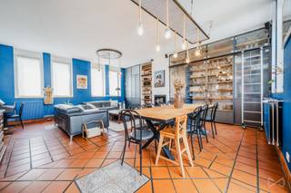 We Invest vous présente une propriété hors du commun, située dans un cadre verdoyant sur une parcelle de plus de 25 ares. Anciennement école de village, ce bâtiment a été transformé en une maison d’habitation au potentiel exceptionnel, idéale pour un projet de vie atypique, une profession libérale ou une activité Horeca. La maison développe de larges volumes, avec de nombreuses pièces à vivre et des espaces multifonctionnels répartis sur plusieurs niveaux. Elle se compose notamment de 6 chambres, plusieurs terrasses bien exposées, une cuisine professionnelle entièrement équipée, ainsi qu’une grande salle polyvalente, parfaite pour organiser des réceptions, des événements ou accueillir une activité professionnelle. Gand grenier aménageable. Le charme de l’ancien, combiné à des aménagements modernes, crée une ambiance chaleureuse et authentique, rare sur le marché. Parmi ses nombreux atouts : Un environnement calme et verdoyant, une superficie habitable impressionnante, une configuration idéale pour activité libérale, événementielle ou projet familial, plusieurs entrées indépendantes possibles<br />Côté technique : chauffage central, châssis double vitrage, PEB C. Un bien unique, à visiter sans tarder. Prix indicatif 549.000€. Pour plus d’informations ou organiser une visite, contactez Geoffrey au 0478313690