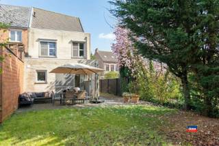 <p><span>KONTICH | HALFOPEN GEZINSWONING MET DRIE SLAAPKAMERS, GROTE TUIN ÉN GARAGE OP EEN TOTALE GRONDOPPERVLAKTE VAN 466m² | EPC C |</span></p><p><span>Indeling als volgt : gelijkvloers :  garage met wasruimte - inkomhal - toilet - woonkamer met open keuken - terras - tuin.</span></p><p><span>Eerste verdieping : traphal - drie ruime slaapkamers (11m², 11,5m² en 15,5m²) - badkamer met douche, lavabo en toilet.</span></p><p><span>Ruime zolderruimte (mogelijkheid voor extra slaapkamers), momenteel bereikbaar via trektrap.</span></p><p><span> </span></p><p><span>Troeven: </span></p><ul><li><span>Zeer gunstig gelegen hoekwoning, dewelke zich bevindt op wandelafstand van het centrum van Kontich, alle winkels, verschillende scholen en openbaar vervoer</span></li><li><span>Inpandige garage en prachtige tuin met een noord-west oriëntatie</span></li><li><span>De oprit van de E19 Antwerpen-Brussel ligt op slechts 2 min. rijden</span></li><li><span>Mogelijkheid tot creëren van extra slaapkamers op de zolder</span></li><li><span>De woning is zeer goed onderhouden en instapklaar!</span></li></ul><p><span> </span></p><p><span> </span></p><p><span> </span></p>