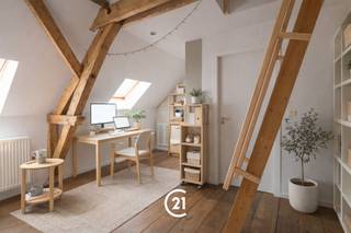 <p><span><strong>Vous recherchez un studio à Gand pour y vivre, à des fins d'investissement ou pour vos enfants étudiants ? Alors ce studio est exactement ce qu'il vous faut.</strong></span></p><p><span>Ce studio est situé sur la Kasteellaan à Gand, dans un emplacement central et très prisé à proximité du centre-ville. Vous trouverez à proximité immédiate de nombreux commerces, restaurants, écoles et autres commodités quotidiennes. Grâce à l'excellente desserte par les transports en commun et à la proximité des principaux axes routiers, le studio est facilement accessible, que ce soit en voiture, à vélo ou en transports en commun. De plus, vous vous trouvez à proximité du centre historique et de l'agréable centre-ville de Gand, ce qui vous permet de profiter de tous les atouts de la ville à portée de main.</span></p><p><span><strong>Agencement :</strong></span><span><br />En entrant, vous accédez à l’agréable pièce à vivre. Depuis celle-ci, vous rejoignez la mezzanine, actuellement aménagée en chambre. Le studio dispose également d’une salle de bains et d’une cuisine privatives.</span></p><p><span>Ce studio offre diverses possibilités et constitue donc un choix intéressant comme résidence principale, investissement ou logement pour un enfant étudiant.</span></p><p><span><strong>Cela vous intéresse ?</strong> N’hésitez pas à nous contacter pour plus d’informations ou pour organiser une visite.</span></p>