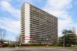 1slpk appartement met kelderberging EN garage<br /><br />Instapklaar appartement met 1 slaapkamer op de tweede verdieping. <br />Centraal gelegen aan de rand van de stad.<br /><br />INDELING<br />Inkomhal met vestiaire<br />Apart toilet <br />Badkamer met douche en badmeubel<br />Ruime slaapkamer<br />Praktische keuken<br />Lichtrijke woon- en eetkamer met toegang tot de 2 terrassen.<br /><br />BIJZONDERHEDEN<br />Privatieve kelderberging<br />Automatische rolluiken<br />Garage verplicht mee aan te kopen voor € 20.000.<br />Elektriciteit dient nagekeken te worden<br />Gemeenschappelijk verwarmingssysteem <br />Alle voorzieningen in de buurt ( scholen, openbaar vervoer, winkels,…)<br />Inwonende conciërge <br />Provinciaal Groendomein Rivierenhof aan de overkant van de straat<br /><br />Positieve Punten<br />Gunstig EPC (label B) 155 kWh/m² jaar <br />Gemeenschappelijke fietsenstalling <br />Geen grote kosten gepland in de nabije toekomst <br />Onmiddellijk beschikbaar