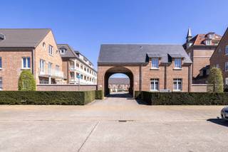 <p>Op wandelafstand van het centrum van<strong> Herentals</strong> bevindt zich dit <strong>gelijkvloers appartement (bouwjaar 2009)</strong> met <strong>drie slaapkamers</strong>, een <strong>ruim terras</strong> en als extra troeven <strong>twee autostaanplaatsen én een berging inbegrepen</strong>. Ideaal voor wie comfortabel en praktisch wil wonen, met alle voorzieningen op wandelafstand.</p>
<p>Je betreedt het appartement via de <strong>inkomhal</strong>, die uitgeeft op de <strong>grote open leefruimte</strong>. Dankzij de <strong>vele ramen</strong> geniet je hier van een aangename lichtinval en een open, luchtig gevoel. Aansluitend bevindt zich de <strong>keuken</strong>, uitgerust met <strong>oven</strong>, <strong>inductiekookplaat</strong>, <strong>dampkap</strong> en <strong>vaatwasser</strong>.</p>
<p>Via de keuken kom je in de <strong>berging</strong>, waar ook de <strong>wasplaats</strong> is voorzien: handig voor extra opslag en een nette, georganiseerde woning.</p>
<p>Verder is er een <strong>nachthal</strong> die toegang geeft tot:</p>
<ul>
<li>het <strong>apart toilet</strong></li>
<li>de <strong>drie slaapkamers</strong>, waarvan <strong>één slaapkamer met ingemaakte kasten</strong></li>
<li>de <strong>badkamer</strong>, uitgerust met een <strong>dubbele wastafel en bad (douche in bad).</strong></li>
</ul>
<p></p>
<p>Qua comfort is het appartement voorzien van <strong>verwarming op gas</strong>. De <strong>EPC-score bedraagt 195</strong>. In de <strong>slaapkamers</strong> zijn <strong>rolluiken</strong> aanwezig, net als op de <strong>badkamer</strong>.</p>
<p>Gemeenschappelijke kosten €163/maand.</p>
<h3>Pluspunten op een rij</h3>
<ul>
<li><strong>Gelijkvloers</strong> wonen in <strong>centrum Herentals</strong></li>
<li><strong>Bouwjaar 2009</strong></li>
<li><strong>3 slaapkamers</strong> (waarvan 1 met <strong>ingemaakte kasten</strong>)</li>
<li><strong>Ruim terras</strong></li>
<li><strong>2 autostaanplaatsen + berging inbegrepen</strong></li>
<li>Keuken met <strong>oven, inductie, dampkap, vaatwasser</strong></li>
<li><strong>Berging/wasplaats</strong></li>
<li><strong>Rolluiken</strong> in slaapkamers en badkamer</li>
<li><strong>EPC 195</strong> | <strong>verwarming op gas</strong></li>
</ul>
<p></p>