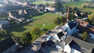 Ontdek deze bouwgrond in Ruien, op de hoek van de Avelgemstraat en Kapellestraat. Ruien is als deelgemeente van Kluisbergen een dorp met heel wat troeven. Het is gelegen tussen de Schelde en het Kluisbos en omgeven door het prachtig landelijk gebied van de Vlaamse Ardennen. Je kan er heerlijk ontspannen langs tal van wandelpaden en fietsroutes. Bovendien woon je er op wandelafstand van winkels, scholen (900 m) en openbaar vervoer (bushalte op 150 m).
Dit perceel is bestemd voor open bebouwing. De grootte van deze villagrond en de ruime stedenbouwkundige voorschriften (1 of 2 bouwlagen, vlak of hellend dak) bieden je vele mogelijkheden. We bouwen hier jouw nieuwe, energiezuinige woning volledig op maat, tegen een vaste prijs.
Een kijkje nemen? Je vindt de verkaveling ter hoogte van Avelgemstraat 39. Of contacteer Mathieu en ontdek alle mogelijkheden.